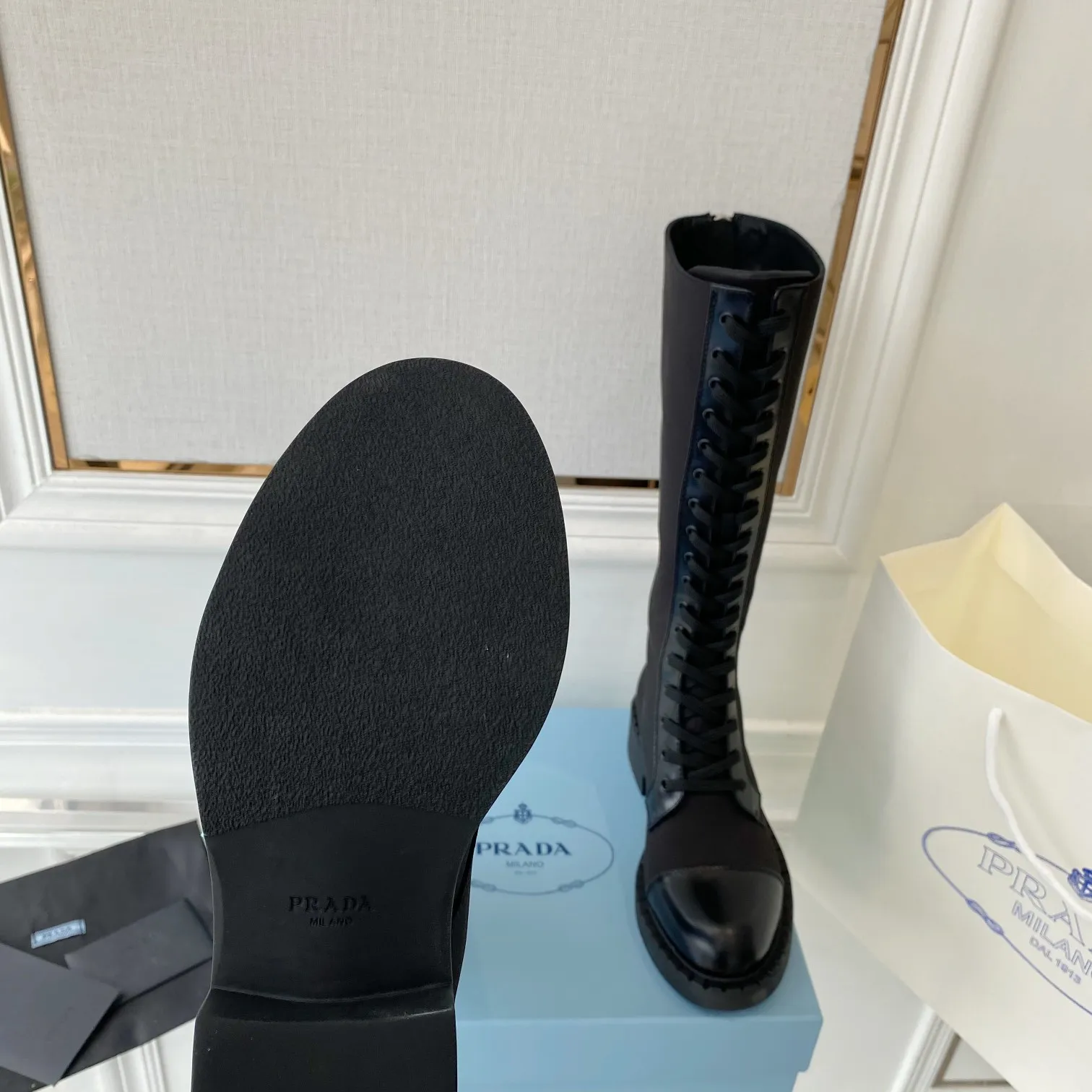 P560, the top level 🔝 2022 SSS re-recommends the new Pujia boots Pujia's early spring catwalk shows off the red models, which are the same as "Creating Dreams That Never Sleep". Prada can focus on the occasion and use them to create a fresh and new style with a touch of nobility. It feels so perfect on the feet 💃💃 Wear it with matching shoes ⁠ So elegant and generous, crystal clear, no matter the quality of the accessories, they are all the same ⁠Uniquely made to order, made from original to zero, the entire series is full of exciting and unexpected elements, different combinations The quality of the materials and the expression of the texture of the materials, with a strong artistic atmosphere, let you lead the ever-changing style of the Prada girl. 1⃣Face shoes: matte ⁠ smooth opening edge vermilion, 2⃣ lining: imported leather ⁠ sheep lining 3⃣ sole⁠ large: Italy⁠ large primary color⁠ original version 4⃣🔺 original 㸝 foot pads, digital women's 35M-40M